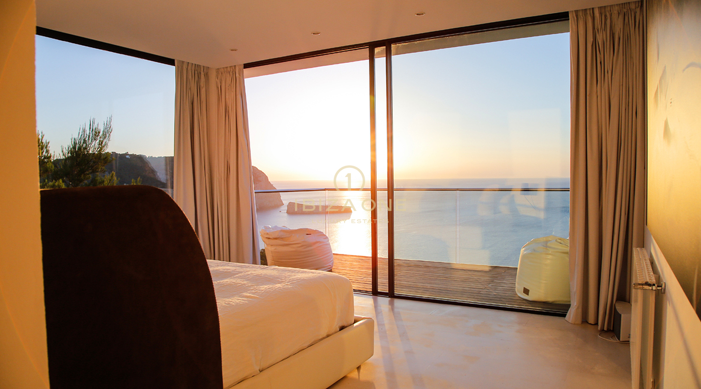 Villa de diseño moderno con vistas de 180º al mar en Benirras en venta, Ibiza - Villa de diseño moderno con vistas de 180º al mar en Benirras en alquiler, Ibiza