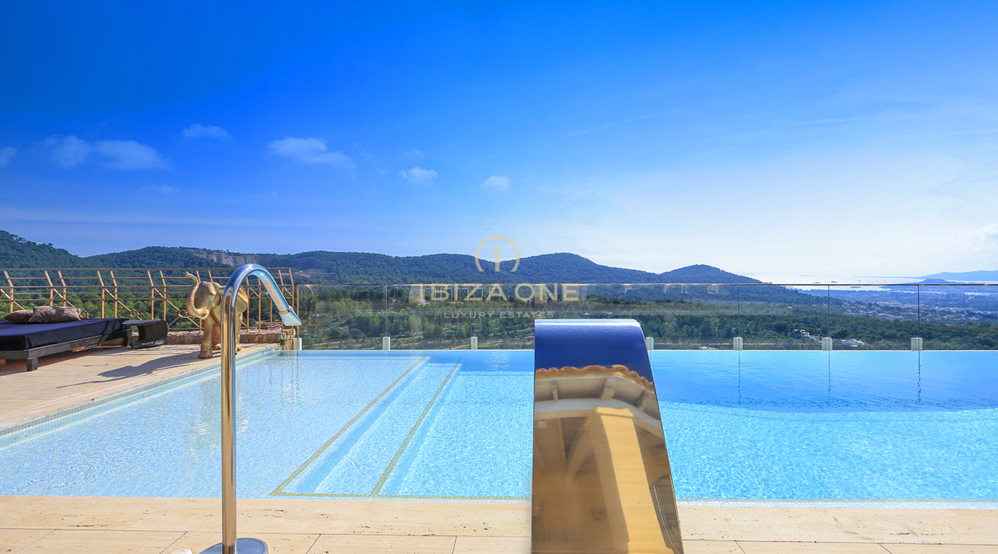 Villa très luxueuse à Jesus sur l'un des points les plus élevés de Can Furnet avec une vue sensationnelle sur la mer et la vieille ville d'Ibiza à vendre, Ibiza - Villa très luxueuse à Jesus sur l'un des points les plus élevés de Can Furnet avec une vue sensationnelle sur la mer et la vieille ville d'Ibiza à louer, Ibiza