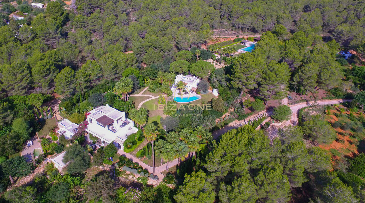 Prachtig luxe onroerend goed op Ibiza met 5 huizen + 4 zwembaden + tennisbaan op 180.000m2 omheind terrein te koop, Ibiza - Prachtig luxe onroerend goed op Ibiza met 5 huizen + 4 zwembaden + tennisbaan op 180.000m2 omheind terrein te huur, Ibiza