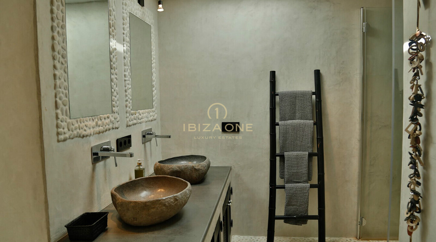 Prachtig luxe onroerend goed op Ibiza met 5 huizen + 4 zwembaden + tennisbaan op 180.000m2 omheind terrein te koop, Ibiza - Prachtig luxe onroerend goed op Ibiza met 5 huizen + 4 zwembaden + tennisbaan op 180.000m2 omheind terrein te huur, Ibiza