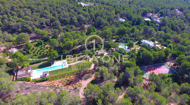Prachtig luxe onroerend goed op Ibiza met 5 huizen + 4 zwembaden + tennisbaan op 180.000m2 omheind terrein te koop, Ibiza - Prachtig luxe onroerend goed op Ibiza met 5 huizen + 4 zwembaden + tennisbaan op 180.000m2 omheind terrein te huur, Ibiza