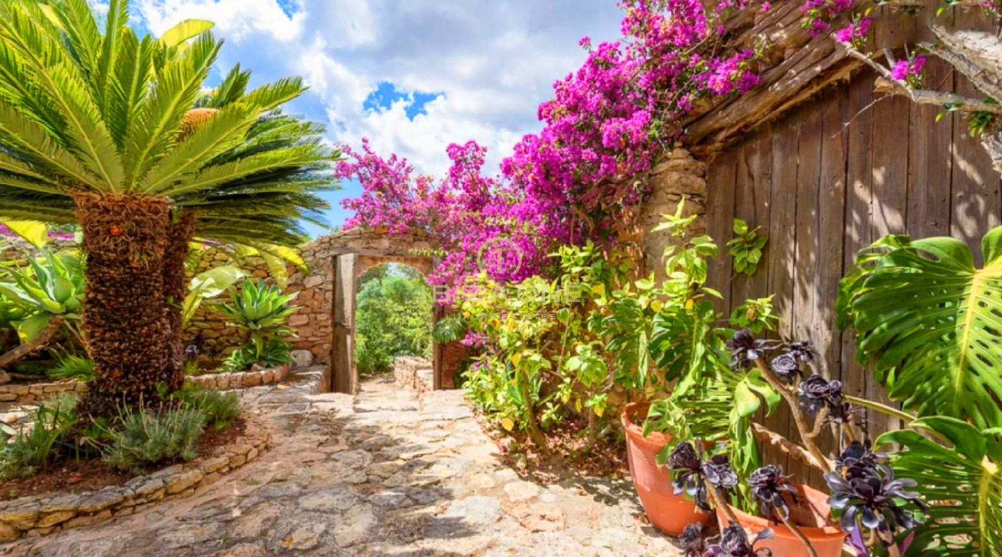 Prachtig luxe onroerend goed op Ibiza met 5 huizen + 4 zwembaden + tennisbaan op 180.000m2 omheind terrein te koop, Ibiza - Prachtig luxe onroerend goed op Ibiza met 5 huizen + 4 zwembaden + tennisbaan op 180.000m2 omheind terrein te huur, Ibiza