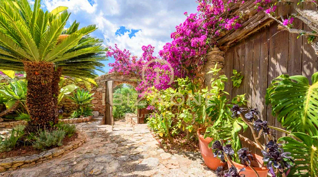 Prachtig luxe onroerend goed op Ibiza met 5 huizen + 4 zwembaden + tennisbaan op 180.000m2 omheind terrein te koop, Ibiza - Prachtig luxe onroerend goed op Ibiza met 5 huizen + 4 zwembaden + tennisbaan op 180.000m2 omheind terrein te huur, Ibiza