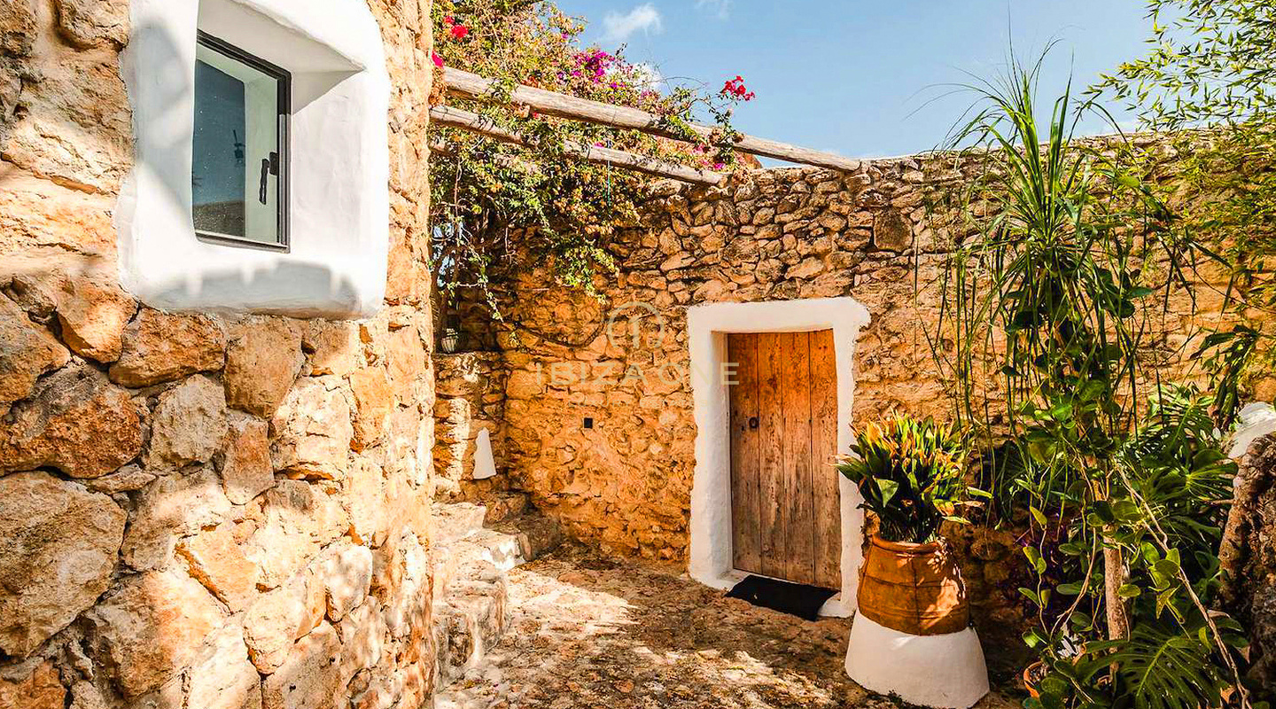 Prachtig luxe onroerend goed op Ibiza met 5 huizen + 4 zwembaden + tennisbaan op 180.000m2 omheind terrein te koop, Ibiza - Prachtig luxe onroerend goed op Ibiza met 5 huizen + 4 zwembaden + tennisbaan op 180.000m2 omheind terrein te huur, Ibiza