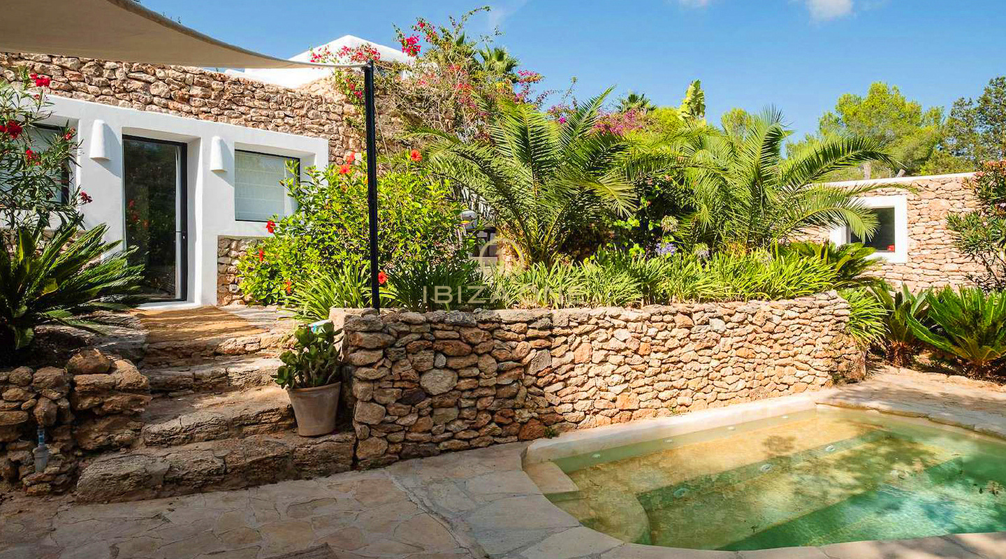 Prachtig luxe onroerend goed op Ibiza met 5 huizen + 4 zwembaden + tennisbaan op 180.000m2 omheind terrein te koop, Ibiza - Prachtig luxe onroerend goed op Ibiza met 5 huizen + 4 zwembaden + tennisbaan op 180.000m2 omheind terrein te huur, Ibiza