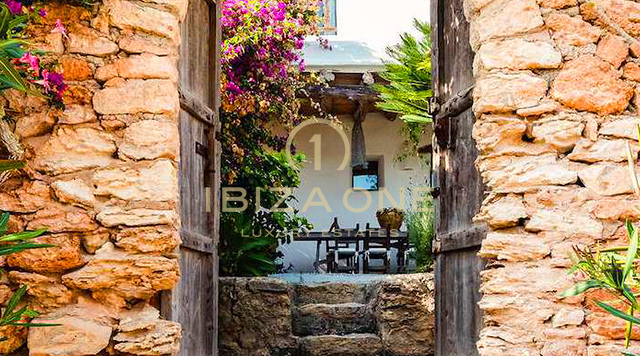 Prachtig luxe onroerend goed op Ibiza met 5 huizen + 4 zwembaden + tennisbaan op 180.000m2 omheind terrein te koop, Ibiza - Prachtig luxe onroerend goed op Ibiza met 5 huizen + 4 zwembaden + tennisbaan op 180.000m2 omheind terrein te huur, Ibiza