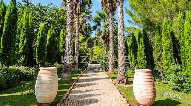 Prachtig luxe onroerend goed op Ibiza met 5 huizen + 4 zwembaden + tennisbaan op 180.000m2 omheind terrein te koop, Ibiza - Prachtig luxe onroerend goed op Ibiza met 5 huizen + 4 zwembaden + tennisbaan op 180.000m2 omheind terrein te huur, Ibiza