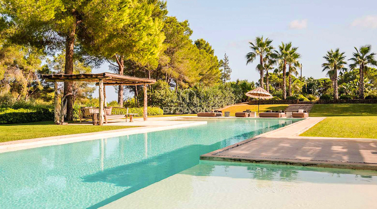 Magnifica proprietà di lusso a Ibiza con 5 case + 4 piscine + campo da tennis su 180.000 m2 di terreno recintato in vendita, Ibiza - Magnifica proprietà di lusso a Ibiza con 5 case + 4 piscine + campo da tennis su 180.000 m2 di terreno recintato in affitto, Ibiza