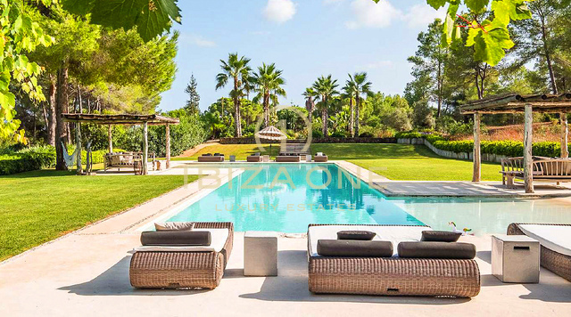 Prachtig luxe onroerend goed op Ibiza met 5 huizen + 4 zwembaden + tennisbaan op 180.000m2 omheind terrein te koop, Ibiza - Prachtig luxe onroerend goed op Ibiza met 5 huizen + 4 zwembaden + tennisbaan op 180.000m2 omheind terrein te huur, Ibiza