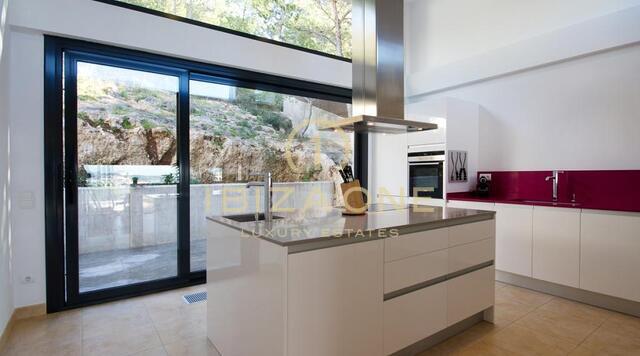 Moderne villa met zeezicht vlakbij Ibiza-stad en Talamanca te koop, Ibiza - Moderne villa met zeezicht vlakbij Ibiza-stad en Talamanca te huur, Ibiza