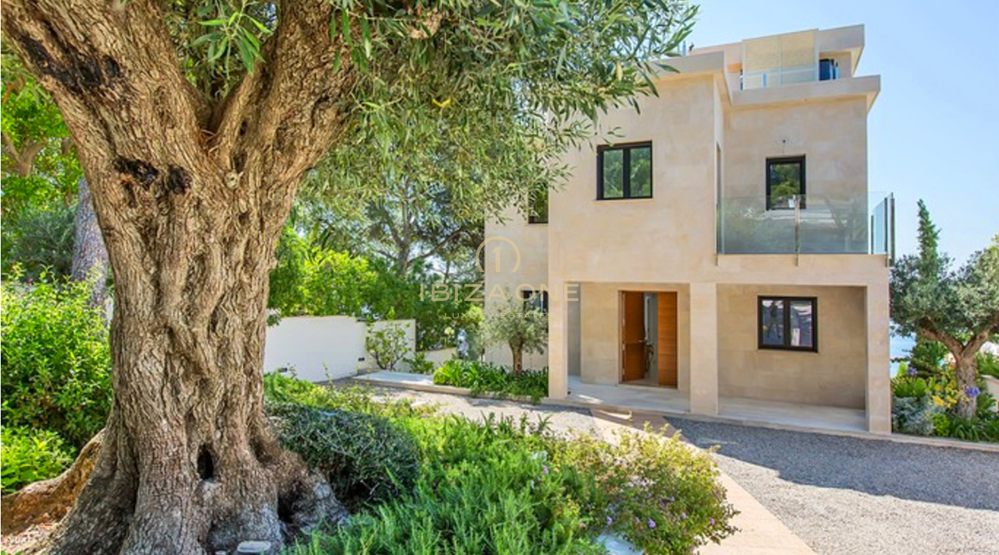 First sea line villa with private sea access and separate guest apartment in Mallorca for sale, Mallorca - First sea line villa with private sea access and separate guest apartment in Mallorca for rent, Mallorca