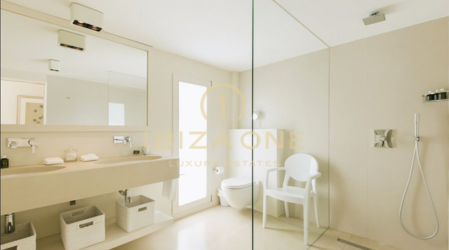 Villa en primera línea de mar con acceso al mar en alquiler, Ibiza - Villa en primera línea de mar con acceso al mar en venta, Ibiza