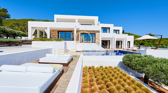 Atemberaubende Luxusimmobilie in erster Meereslinie zu vermieten, Ibiza