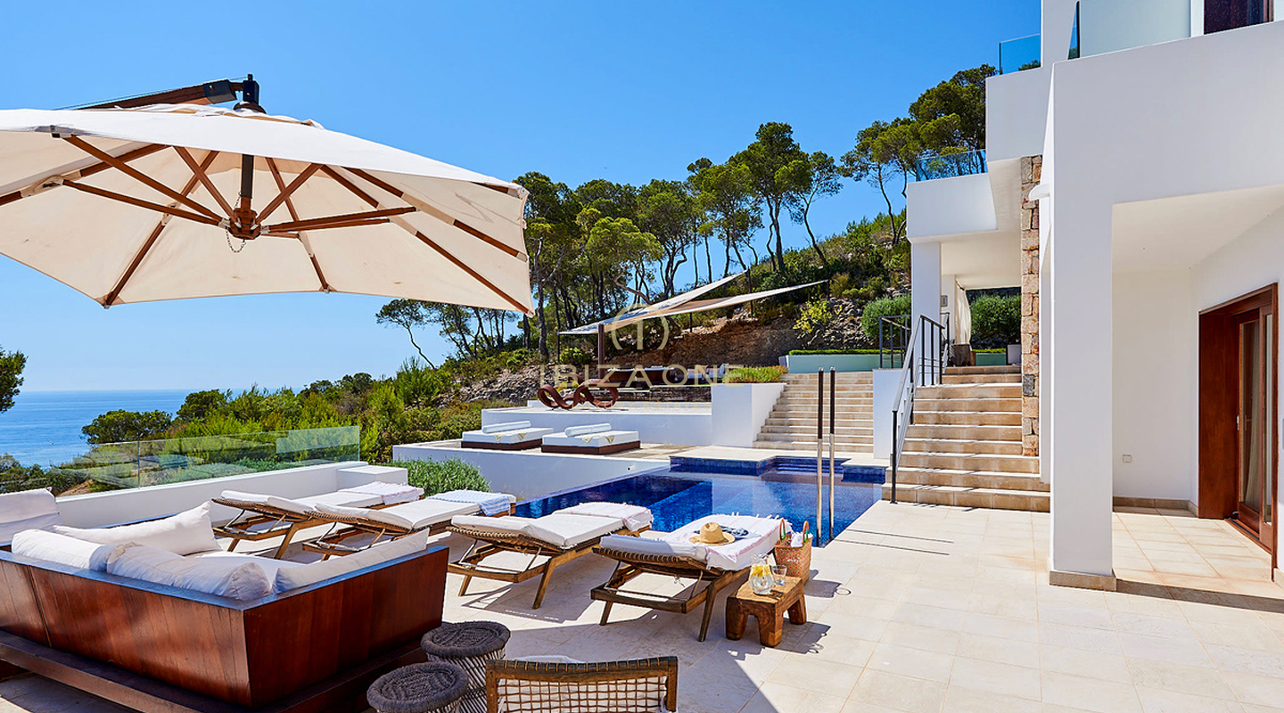Splendida proprietà di lusso in prima linea sul mare in affitto, Ibiza