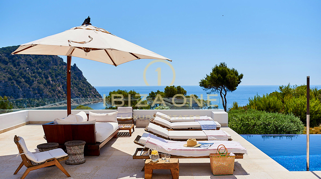 Splendida proprietà di lusso in prima linea sul mare in affitto, Ibiza