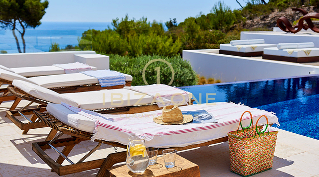 Splendida proprietà di lusso in prima linea sul mare in affitto, Ibiza