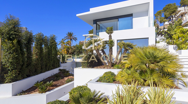 Современная, недавно построенная стильная роскошная вилла на Ибице Кап Мартине с видами на продажу