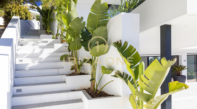 Moderne, nieuw gebouwde stijlvolle luxe villa in Ibiza Cap Martinet met uitzicht te koop