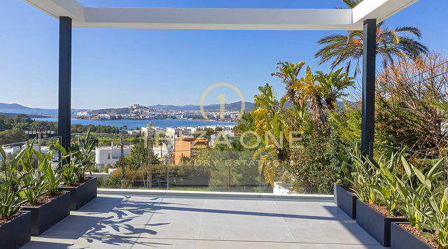 Moderne, nieuw gebouwde stijlvolle luxe villa in Ibiza Cap Martinet met uitzicht te koop