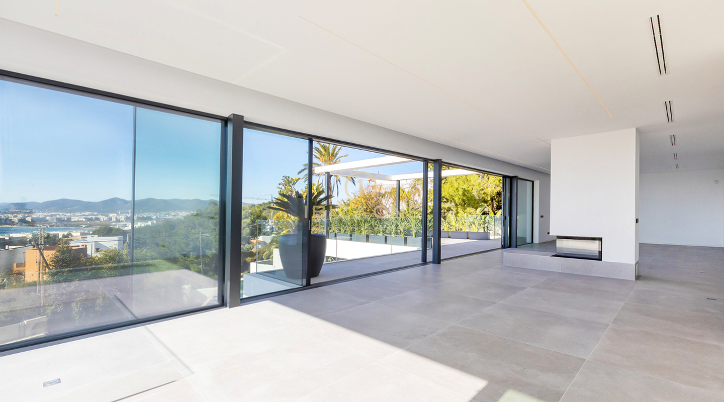 Moderne, nieuw gebouwde stijlvolle luxe villa in Ibiza Cap Martinet met uitzicht te koop
