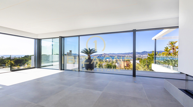 Moderne, neu gebaute stilvolle Luxus Villa in Ibiza Cap Martinet mit Blick zum Verkauf