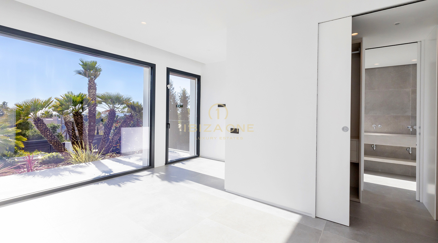 Moderne, nieuw gebouwde stijlvolle luxe villa in Ibiza Cap Martinet met uitzicht te koop