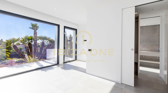 Moderne, nieuw gebouwde stijlvolle luxe villa in Ibiza Cap Martinet met uitzicht te koop