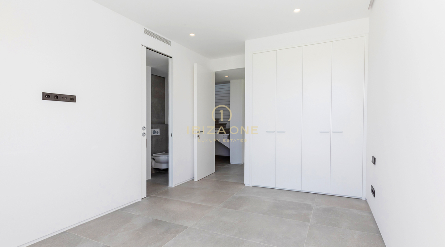 Moderna villa de lujo de nueva construcción en Ibiza Cap Martinet con vistas en venta