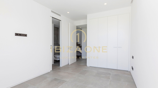 Moderne, neu gebaute stilvolle Luxus Villa in Ibiza Cap Martinet mit Blick zum Verkauf