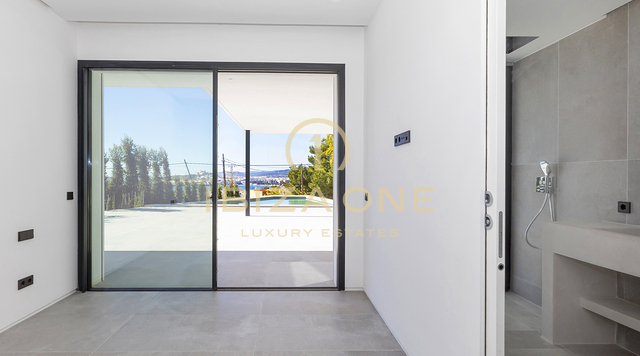 Moderne, neu gebaute stilvolle Luxus Villa in Ibiza Cap Martinet mit Blick zum Verkauf
