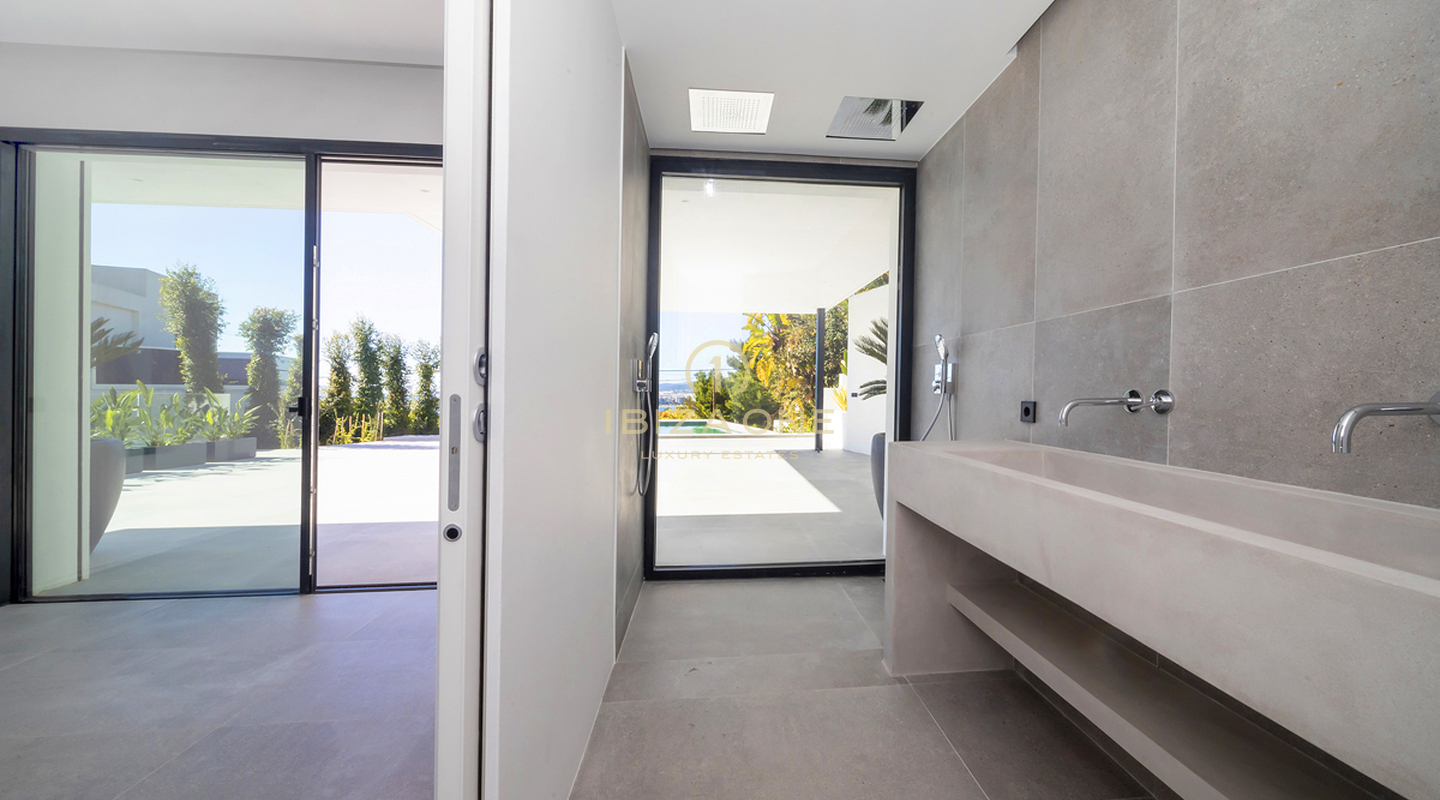 Villa de luxe moderne et élégante à Ibiza Cap Martinet avec vue à vendre