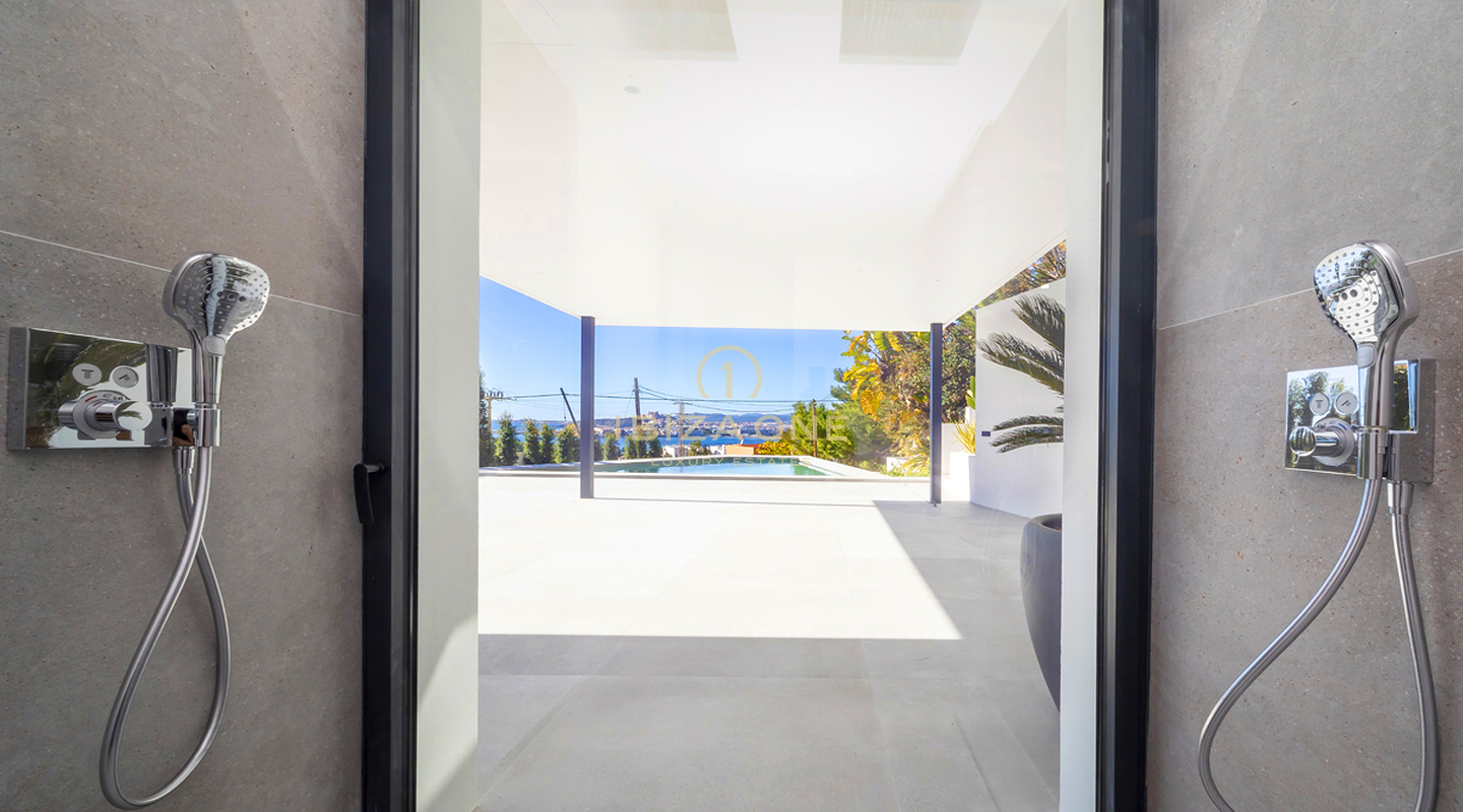 Moderne, nieuw gebouwde stijlvolle luxe villa in Ibiza Cap Martinet met uitzicht te koop