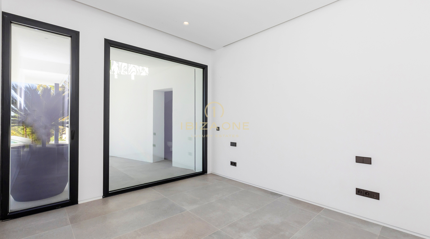Moderne, neu gebaute stilvolle Luxus Villa in Ibiza Cap Martinet mit Blick zum Verkauf