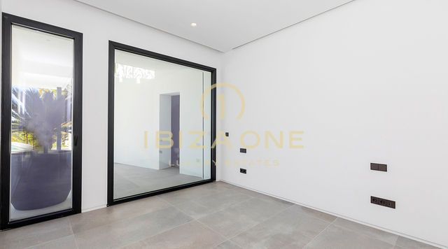Moderne, nieuw gebouwde stijlvolle luxe villa in Ibiza Cap Martinet met uitzicht te koop