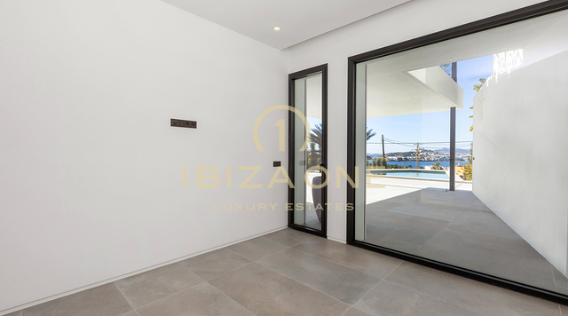 Moderne, nieuw gebouwde stijlvolle luxe villa in Ibiza Cap Martinet met uitzicht te koop