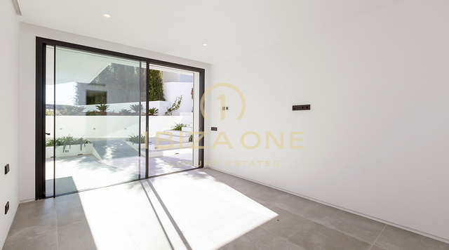 Moderne, neu gebaute stilvolle Luxus Villa in Ibiza Cap Martinet mit Blick zum Verkauf