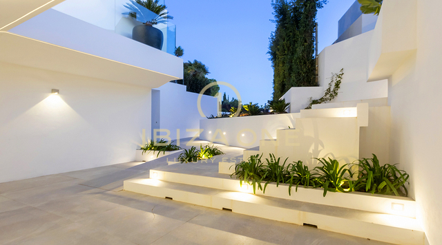 Moderne, nieuw gebouwde stijlvolle luxe villa in Ibiza Cap Martinet met uitzicht te koop