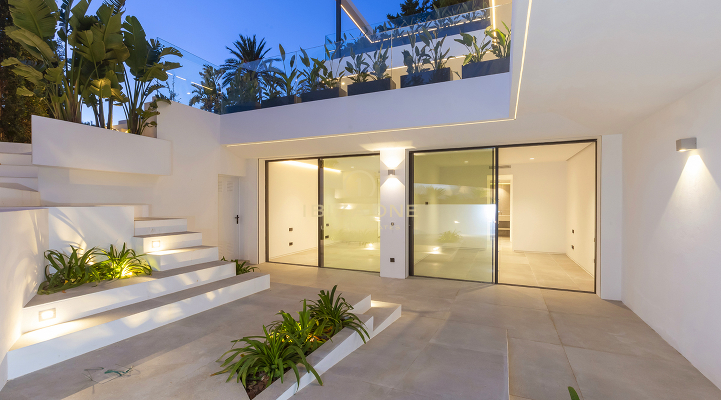 Moderne, nieuw gebouwde stijlvolle luxe villa in Ibiza Cap Martinet met uitzicht te koop