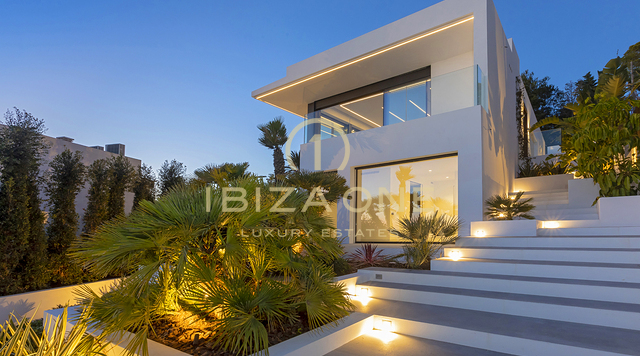 Современная, недавно построенная стильная роскошная вилла на Ибице Кап Мартине с видами на продажу