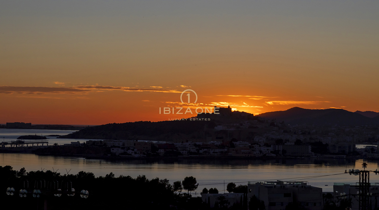 Moderna villa de lujo de nueva construcción en Ibiza Cap Martinet con vistas en venta