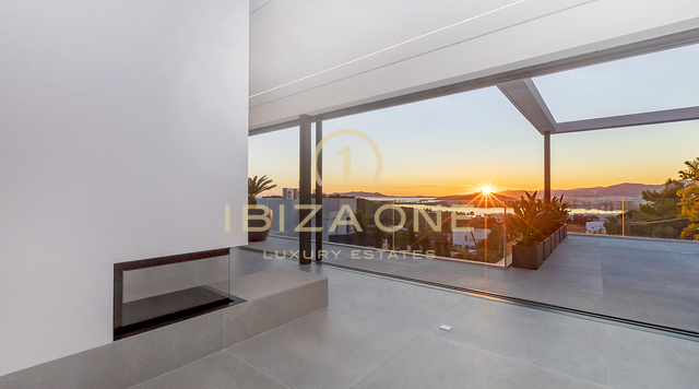 Moderne, nieuw gebouwde stijlvolle luxe villa in Ibiza Cap Martinet met uitzicht te koop