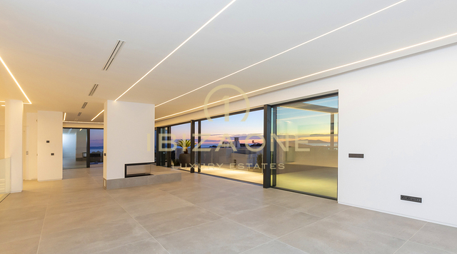 Moderne, neu gebaute stilvolle Luxus Villa in Ibiza Cap Martinet mit Blick zum Verkauf