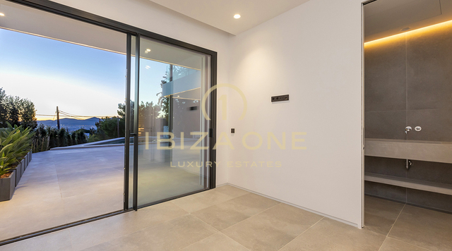 Moderne, nieuw gebouwde stijlvolle luxe villa in Ibiza Cap Martinet met uitzicht te koop