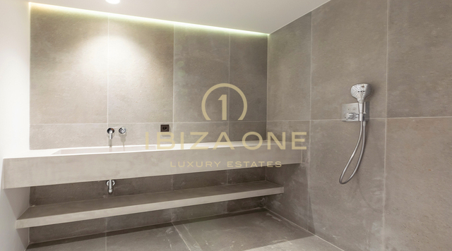 Современная, недавно построенная стильная роскошная вилла на Ибице Кап Мартине с видами на продажу