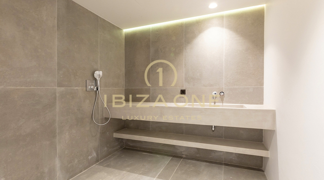 Moderne, neu gebaute stilvolle Luxus Villa in Ibiza Cap Martinet mit Blick zum Verkauf