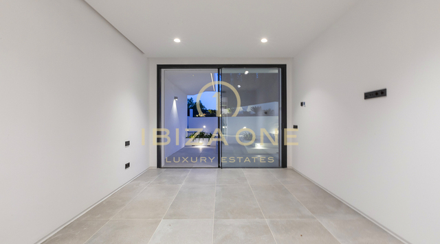 Moderne, nieuw gebouwde stijlvolle luxe villa in Ibiza Cap Martinet met uitzicht te koop