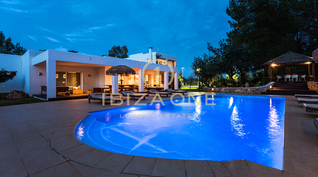 Gran propiedad con villa de lujo y pista de tenis en venta, Ibiza - Gran propiedad con villa de lujo y pista de tenis en alquiler, Ibiza
