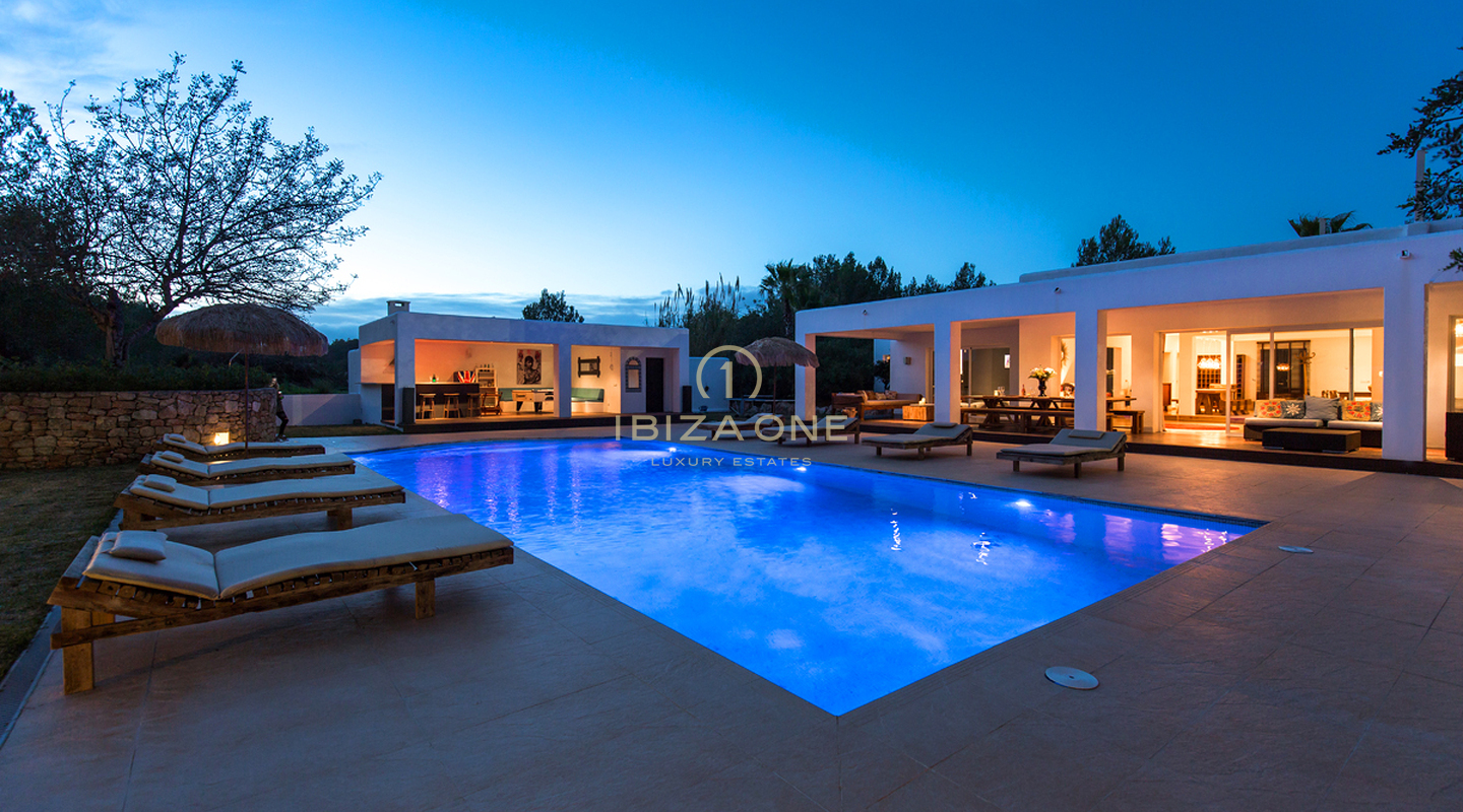 Gran propiedad con villa de lujo y pista de tenis en venta, Ibiza - Gran propiedad con villa de lujo y pista de tenis en alquiler, Ibiza