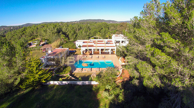 Gran propiedad con villa de lujo y pista de tenis en venta, Ibiza - Gran propiedad con villa de lujo y pista de tenis en alquiler, Ibiza