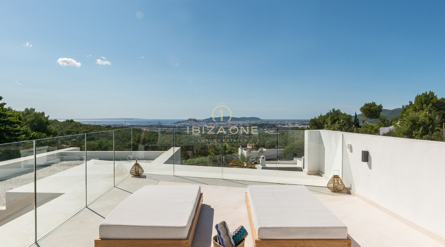 Moderna villa de lujo con vistas al mar y a Dalt Vila en venta en Can Furnet, Ibiza